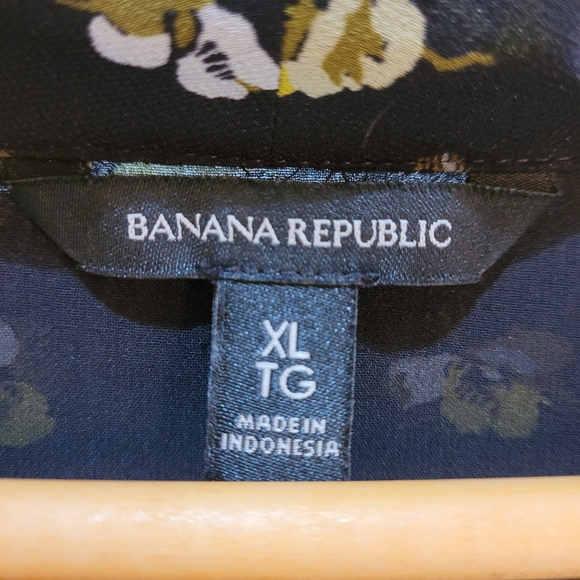 Banana Republic Anti-wrinkle wrap blouse in size XL - Picture 5 of 8